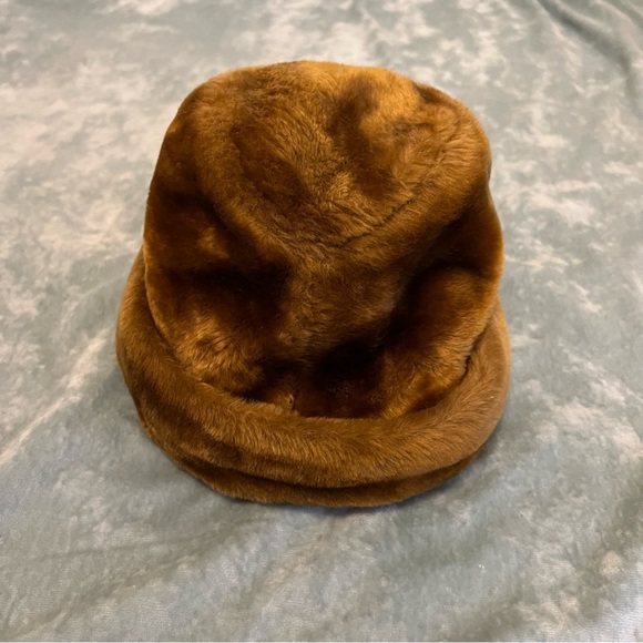 Vintage fur hat with bill - Picture 3 of 5